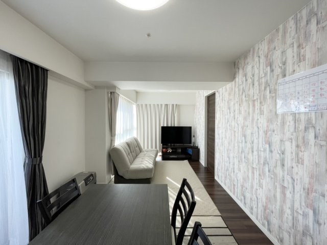 アルファステイツ佐世保駅北の居間・リビング|角部屋のため、お部屋の2面から採光を確保しており日当り良好です。