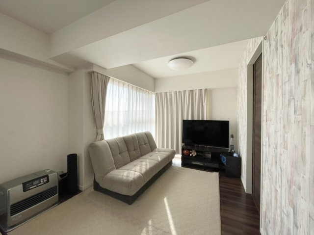 アルファステイツ佐世保駅北の居間・リビング|リビングには窓が2面あり、佐世保の街を眺めながらくつろぐことができます。