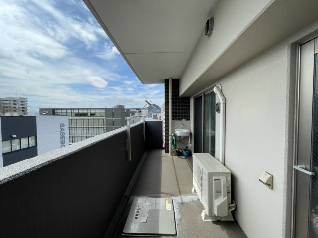 アルファステイツ佐世保駅北のバルコニー|バルコニーは南東に位置し、キッチンの勝手口からも出入り可能です。