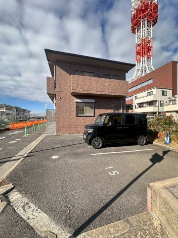 ジュネスト2番館の駐車場