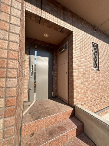 ジュネスト2番館のエントランス