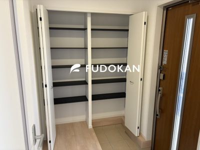 【玄関】 | 山形市江南第23【新築建売住宅】2号棟 | 大きいシューズボックスはどんどん増える靴を散らかさずに収納できます。