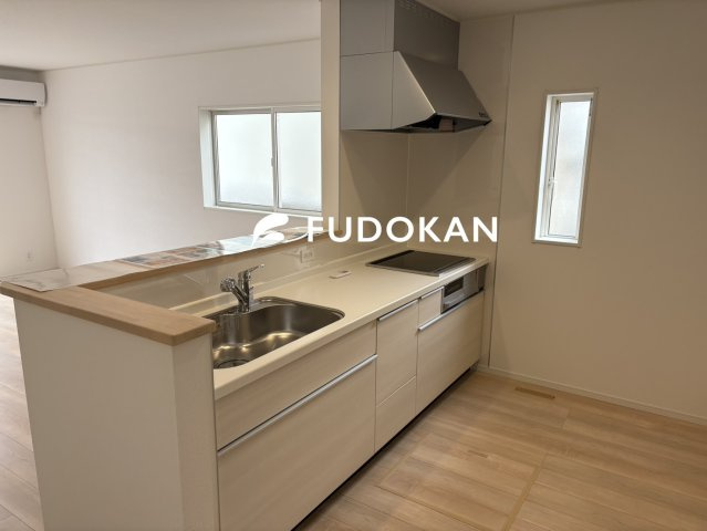 山形市江南第23【新築建売住宅】2号棟のキッチン|広々ワイドなキッチンは料理がしやすく快適です。