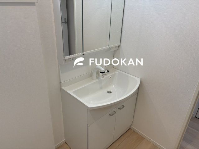 山形市江南第23【新築建売住宅】2号棟の独立洗面台|三面鏡の洗面台は、スタイリッシュなだけでなく収納力もあります。