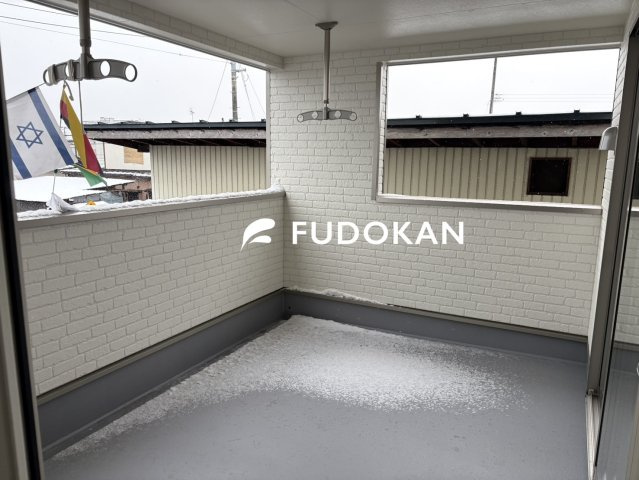 山形市江南第23【新築建売住宅】2号棟のバルコニー|洗濯は外干ししたいけど、外の目やお天気が気になる方注目です。