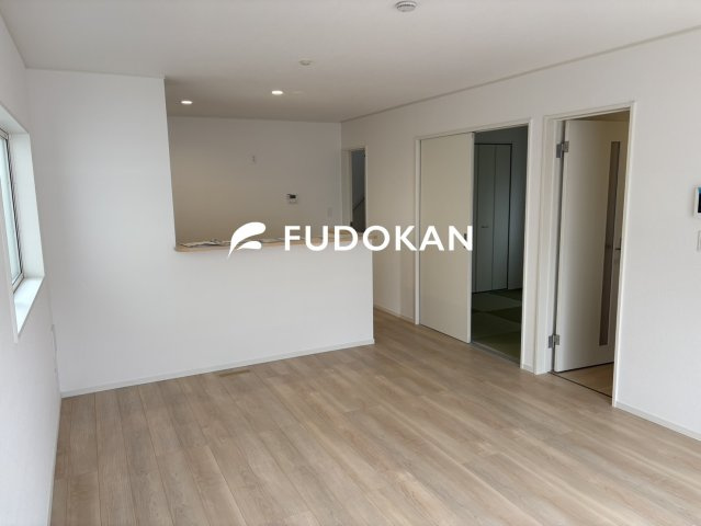 山形市江南第23【新築建売住宅】2号棟の居間・リビング|リビングは広々です。家族の団欒の場として家庭を包みます。