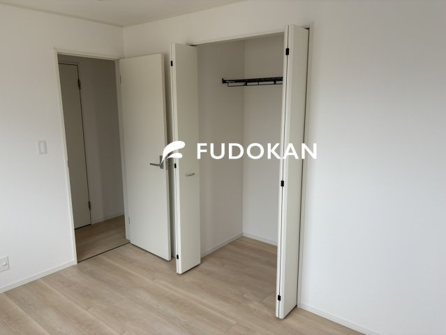 山形市江南第23【新築建売住宅】2号棟の洋室|洋室もそれぞれ収納スペースが完備されております。