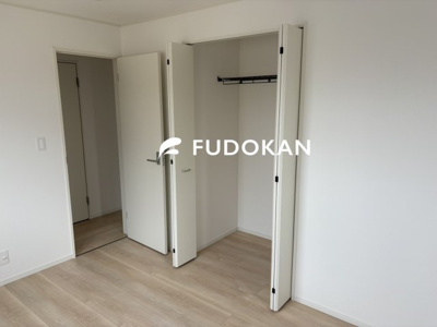 【洋室】 | 山形市江南第23【新築建売住宅】2号棟 | 洋室もそれぞれ収納スペースが完備されております。