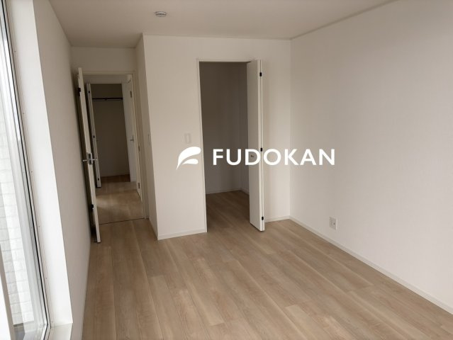 山形市江南第23【新築建売住宅】2号棟の寝室|大きいベットを置いてもスペースの取れる寝室です。