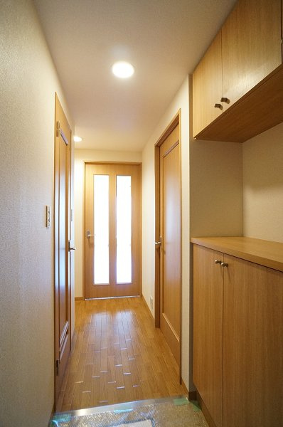 江戸川区船堀３丁目の賃貸マンションの玄関|玄関にはゆとりのシューズＢＯＸ♪