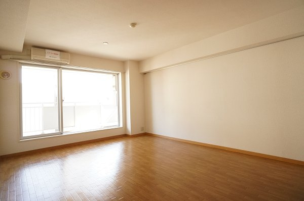 江戸川区船堀３丁目の賃貸マンションの居間・リビング|明るいリビング♪