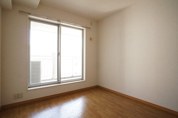 江戸川区船堀３丁目の賃貸マンションの寝室|寝室もバルコニーに面して明るい♪