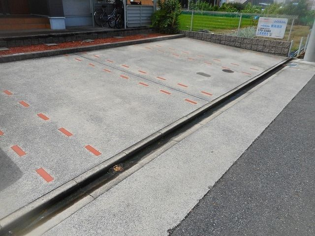 クレマチスの駐車場