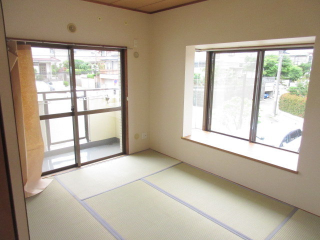 フォンテーヌ藤が丘の和室|大きな出窓とバルコニーがある和室6帖