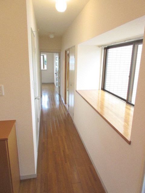 フォンテーヌ藤が丘の居間・リビング|大きな出窓があり明るい廊下　独立性の高い間取り