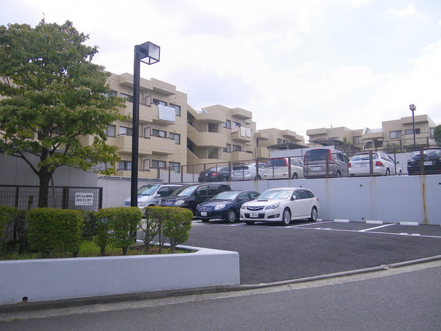 フォンテーヌ藤が丘の駐車場|駐車場の区画を広めに改修しました