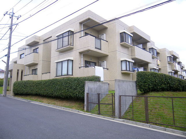 フォンテーヌ藤が丘の外観|閑静な住宅地に佇む重厚な外観