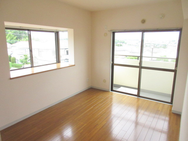 フォンテーヌ藤が丘の寝室|出窓もあり明るい２面採光の洋室