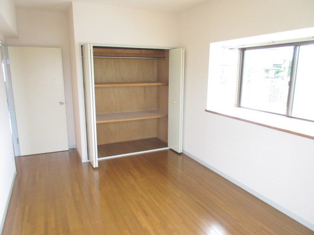 フォンテーヌ藤が丘の収納|出窓とバルコニーがある洋室　奥行きもあるクロゼット