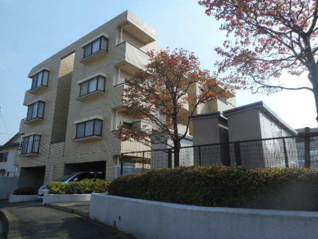 フォンテーヌ藤が丘の外観|低層階住宅が広がる街並み　に佇むゆったり敷地