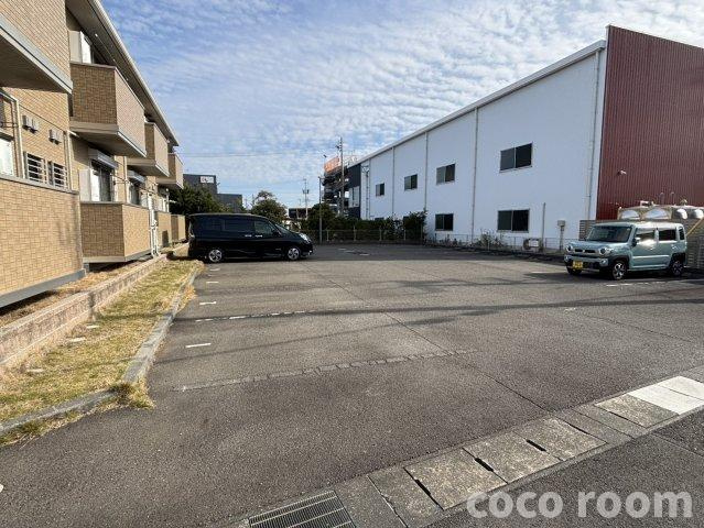 ヴィラ サンマリンの駐車場