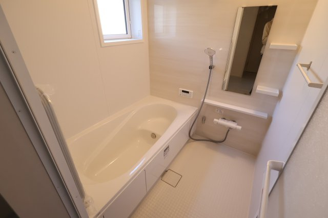 《仲介手数料無料》緑区大字中尾431(2号棟)新築一戸建てブルーミングガーデンの浴室|撮影日 2025年11月20日 15:00 晴れ