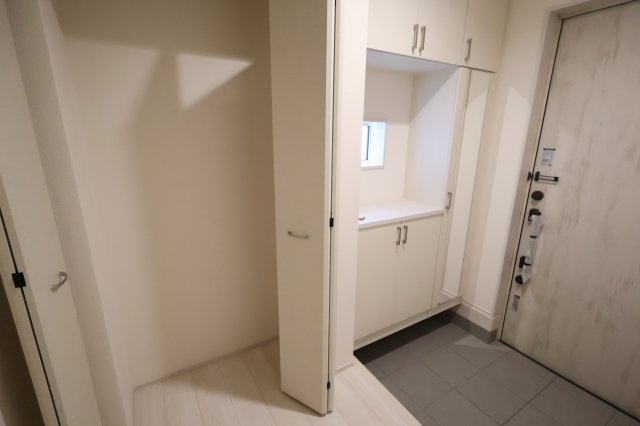 《仲介手数料無料》緑区大字中尾431(2号棟)新築一戸建てブルーミングガーデンの玄関|撮影日 2025年11月20日 15:00 晴れ