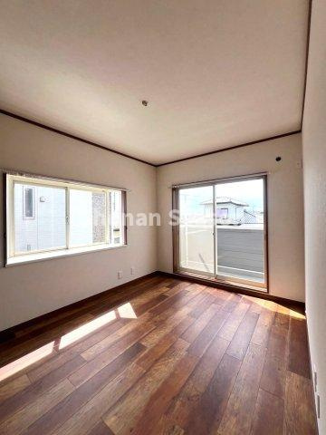 【洋室】 | ２面採光で、室内には明るい光が差し込みます☆