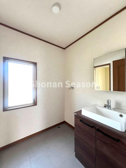 【独立洗面台】 | 落ち着いた茶色を基調とした洗面第を新規設置済み◎
水廻り集中設計で家事効率もUPします！