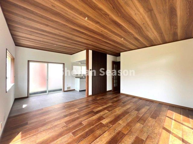 【居間・リビング】 | インテリア映えする落ち着いた茶色を基調とした室内です。
まずは１度内覧にいらしてみませんか♪