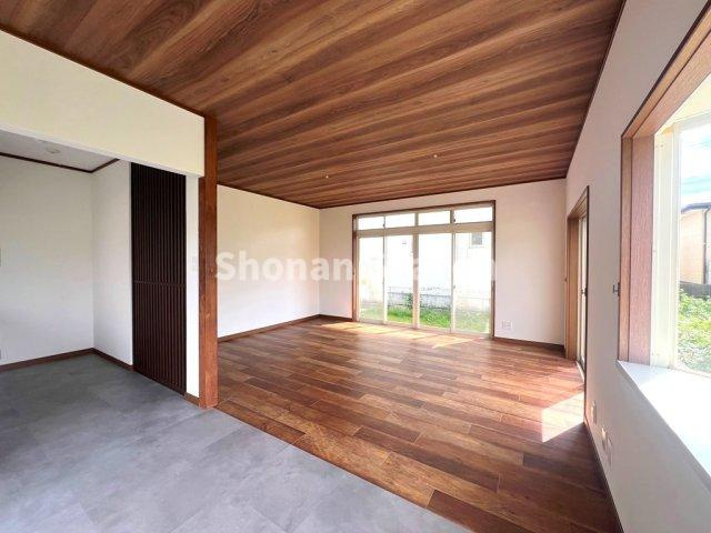 【居間・リビング】 | フローリングの張替を行っているので、室内ぴかぴか☆