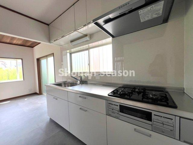 【キッチン】 | システムキッチンは新規リフォーム済みです◎
同時調理可能な３口コンロでお料理も捗りますね♪