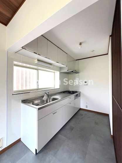 【キッチン】 | キッチン上部にも収納があり、食器や調理器具などたっぷり収納可能です◎