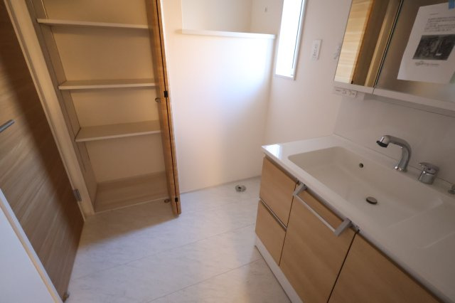 《仲介手数料無料》緑区大字中尾431(5号棟)新築一戸建てブルーミングガーデンのランドリースペース|撮影日 2025年11月20日 15:20 晴れ