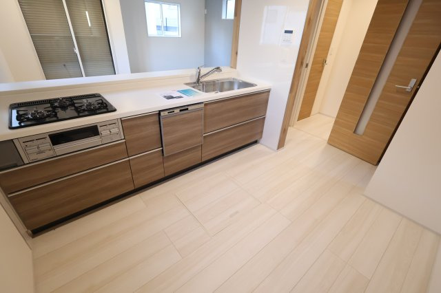 《仲介手数料無料》緑区大字中尾431(5号棟)新築一戸建てブルーミングガーデンのキッチン|撮影日 2025年11月20日 15:20 晴れ
