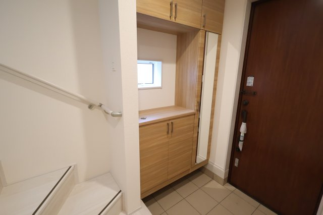 《仲介手数料無料》緑区大字中尾431(5号棟)新築一戸建てブルーミングガーデンの玄関|撮影日 2025年11月20日 15:20 晴れ