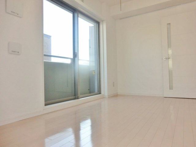 Ｃａｒｏ東仲町の居間・リビング|☆洋室６．５帖の居室です。☆