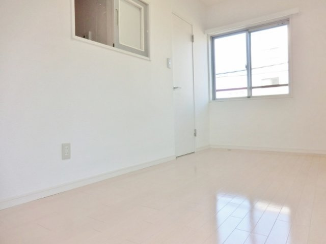 Ｃａｒｏ東仲町の洋室|☆角部屋２面採光の居室です。☆