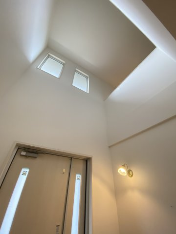 江川中古戸建の内装|吹き抜けの玄関で、解放感があります
