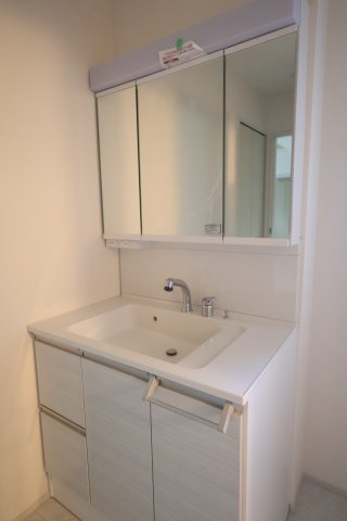 《仲介手数料無料》緑区大字中尾431(9号棟)新築一戸建てブルーミングガーデンの独立洗面台|撮影日 2025年11月20日 15:40 晴れ