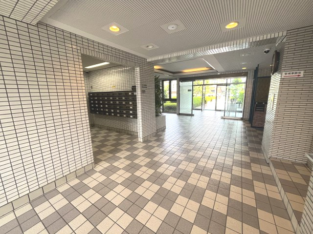 新座市野火止　中古マンション「ネオ・アーバン新座」のエントランス|清潔なエントランスです