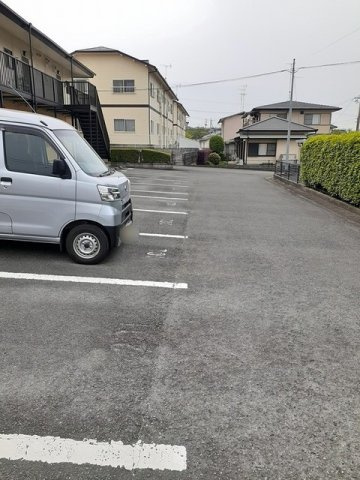ヒルズ栗林Ａの駐車場