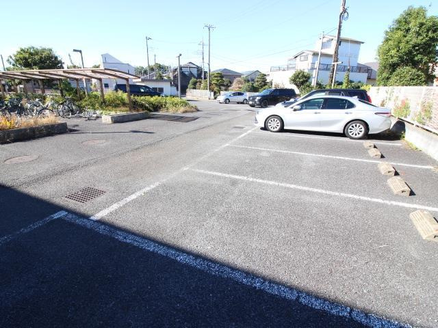 ピュアパレス江戸川台の駐車場
