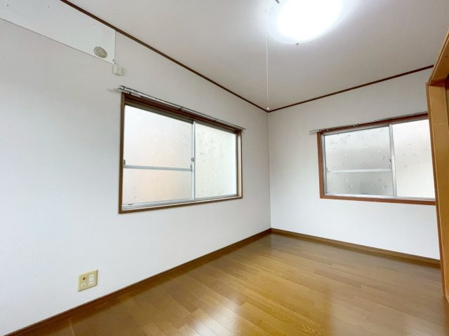 借家　亀岡市下矢田町東法楽寺の洋室