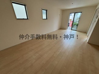 【居間・リビング】 | 神戸市須磨区北落合4丁目　新築戸建1号棟　仲介手数料無料！ | ゆったり過ごせるリビングです
