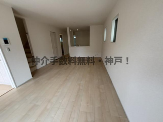 【居間・リビング】 | 神戸市須磨区北落合4丁目　新築戸建1号棟　仲介手数料無料！ | リビングです