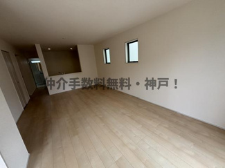 【居間・リビング】 | 神戸市須磨区北落合4丁目　新築戸建1号棟　仲介手数料無料！ | ゆったり過ごせるリビングです