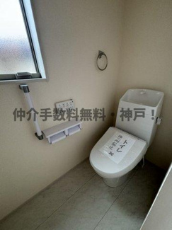 【トイレ】 | 神戸市須磨区北落合4丁目　新築戸建1号棟　仲介手数料無料！ | 落ち着いた色調のトイレです
