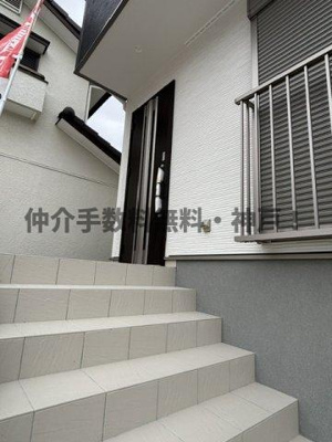 【玄関】 | 神戸市須磨区北落合4丁目　新築戸建1号棟　仲介手数料無料！ | シンプルで使いやすい玄関です