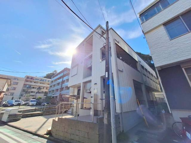 カーザ飯山のエントランス|耐震耐火性に優れた旭化成へーベルメゾン　便利な宅配BOX付